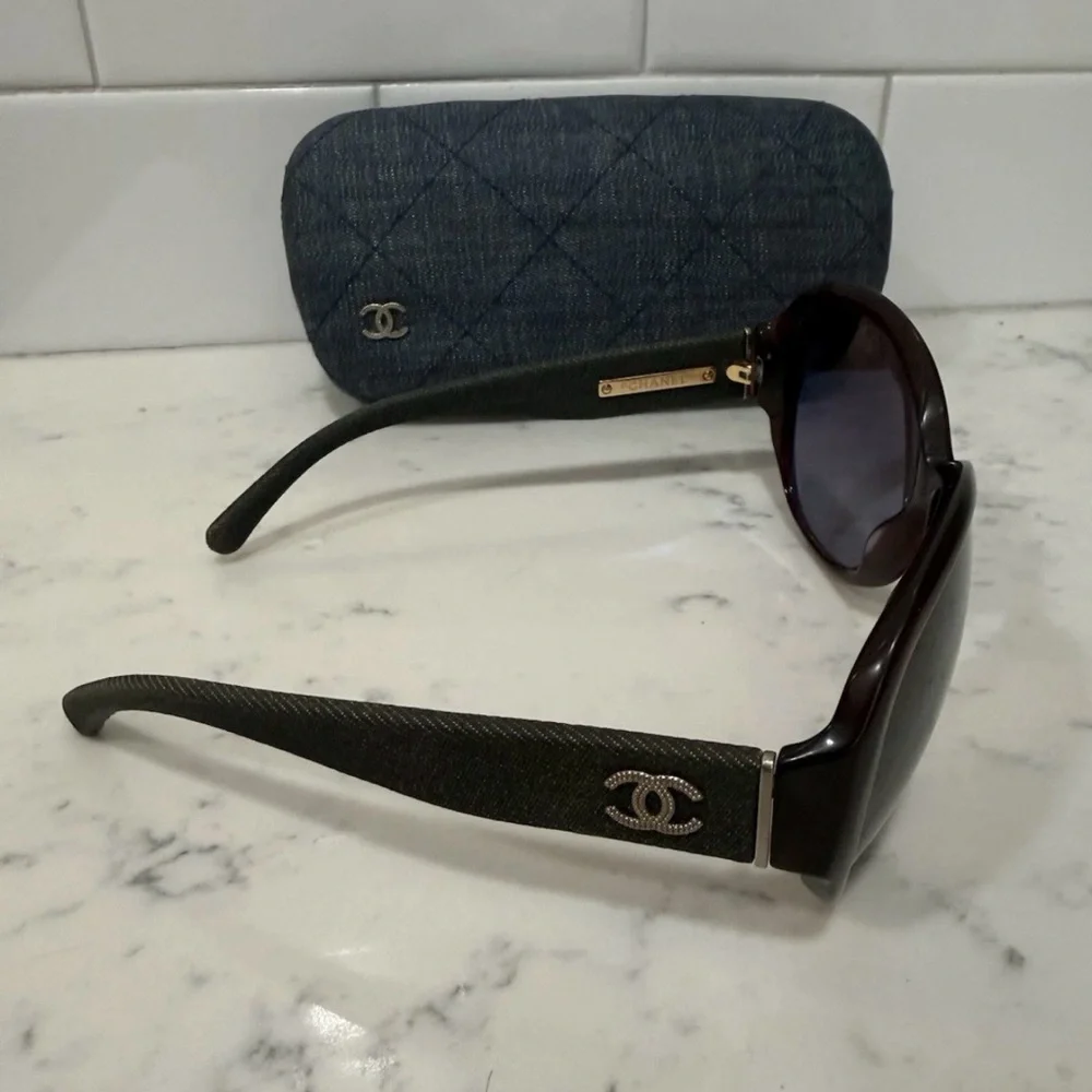 Authentic CHANEL Brown
Sunglasses With Denim Logo Arms In Rare Denim Case - Picture 4 of 5